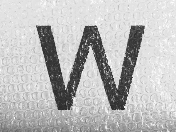 W letter painted on bubblewrap — Stock Photo, Image