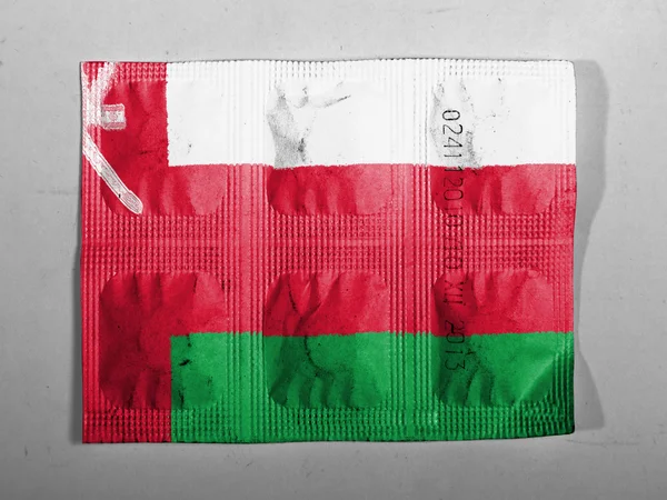 Оманский флаг, нарисованный на таблетках — стоковое фото