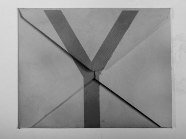 gri zarfın üzerine boyalı y harfi