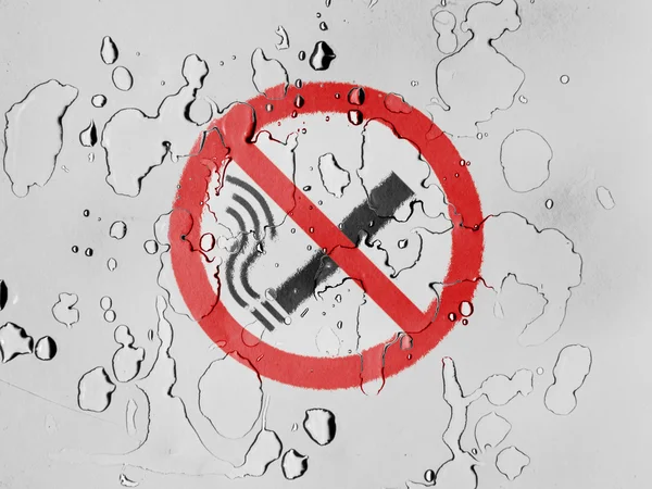 Nessun segno di fumo disegnato a coperto con gocce d'acqua — Foto Stock