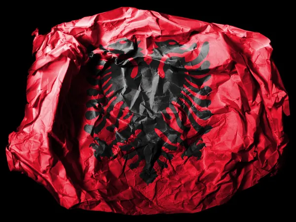 アルバニア。黒の背景にしわくちゃの紙に描かれたアルバニアの旗 — ストック写真