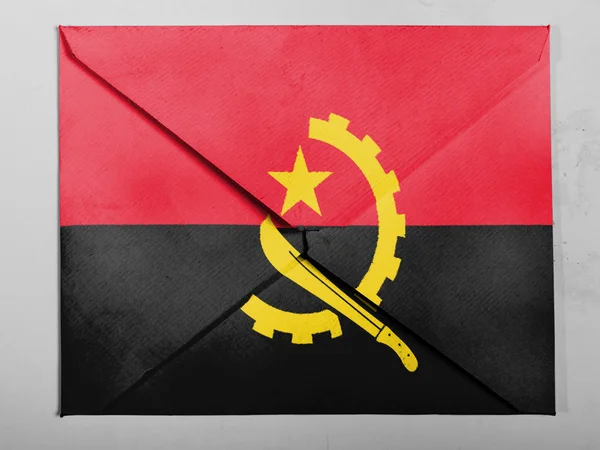 Angola. Angolas flagga målade på grå kuvert — Stockfoto