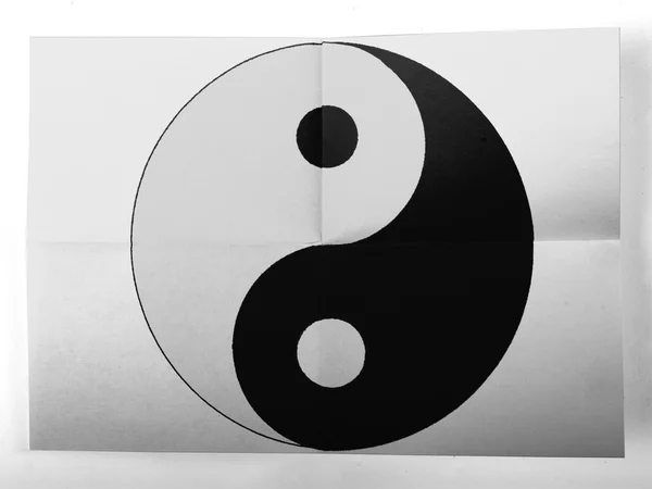 Le signe Ying Yang peint sur une simple feuille de papier — Photo