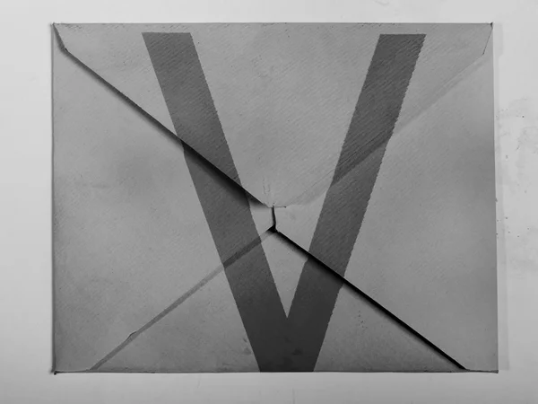 Gri zarfın üzerine boyalı v harfi — Stok fotoğraf