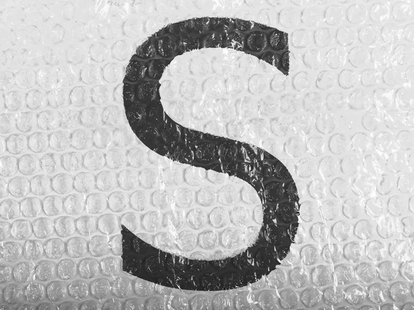 S letter painted on bubblewrap — Stock Photo, Image