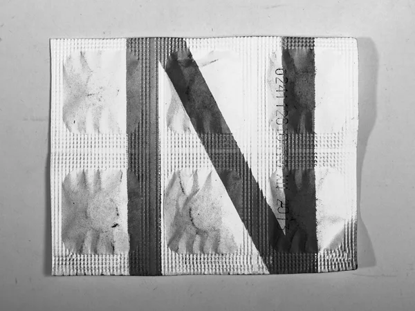 Буква N, написанная на таблетках — стоковое фото