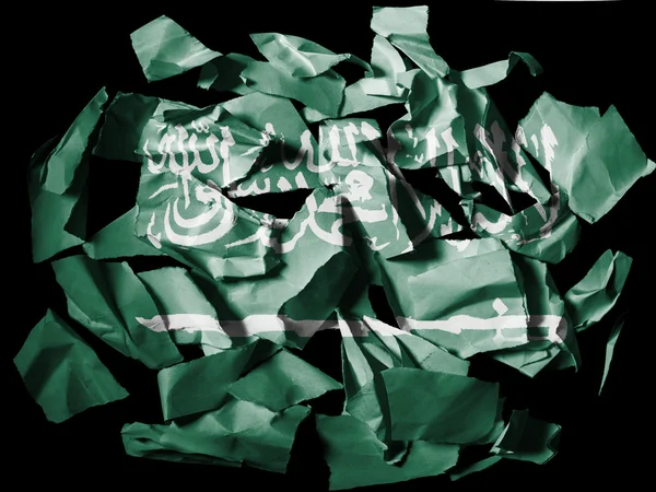 Bandeira da Arábia Saudita pintada em pedaços de papel rasgado sobre fundo preto — Fotografia de Stock