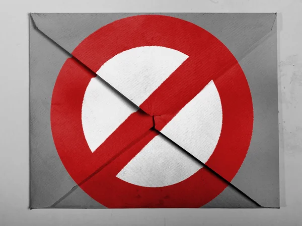Запретный знак, нарисованный на сером конверте — стоковое фото
