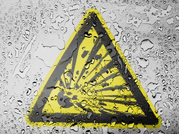 Wybuchowe znak narysowany na pokryte krople wody — Zdjęcie stockowe