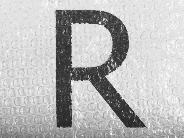 R letter painted on bubblewrap — Stock Photo, Image