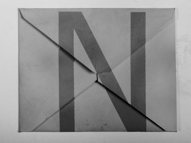 n harfi gri zarfın üzerine boyalı