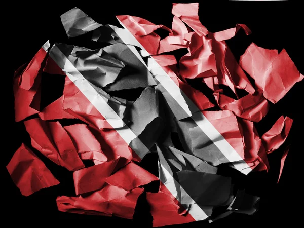 Trinidad och Tobagos flagga målade på rivna pappersbitar på svart bakgrund — Stockfoto