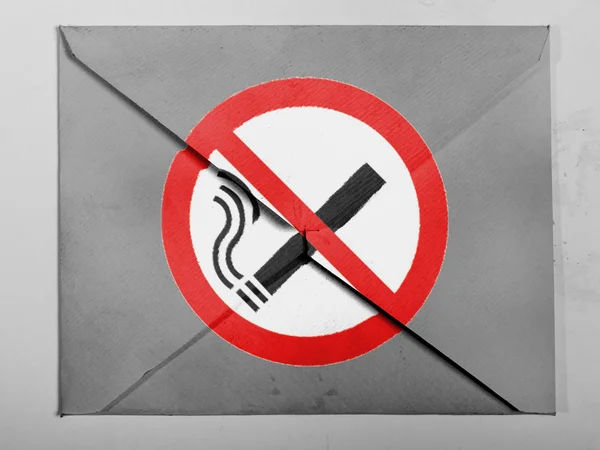 No smoking sign drawn at painted on grey envelope — Stock Photo, Image