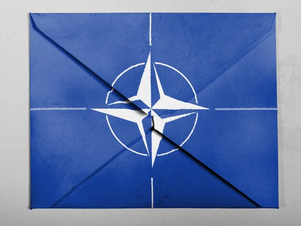 Nato のシンボルの上に塗られた灰色封筒に描かれました。 — ストック写真