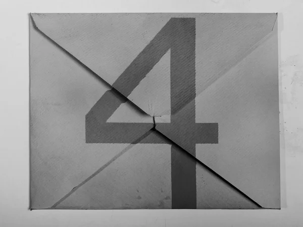 4. Четыре цифры, нарисованные на сером конверте — стоковое фото