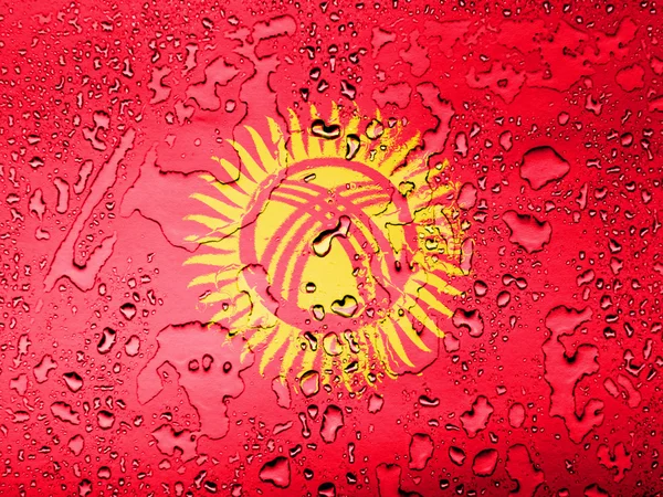 Kırgızistan bayrağı su damlaları ile kaplı — Stok fotoğraf