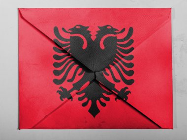 Arnavutluk. gri zarfın üzerine boyalı Arnavutluk bayrağı