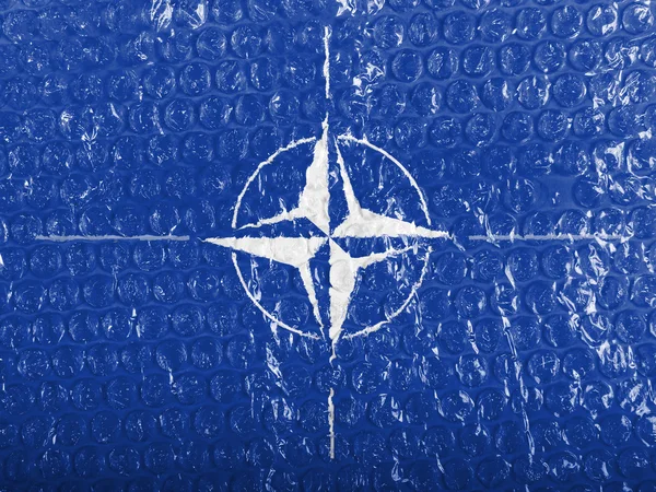 Nato のシンボルの上に塗られた bubblewrap に描かれました。 — ストック写真