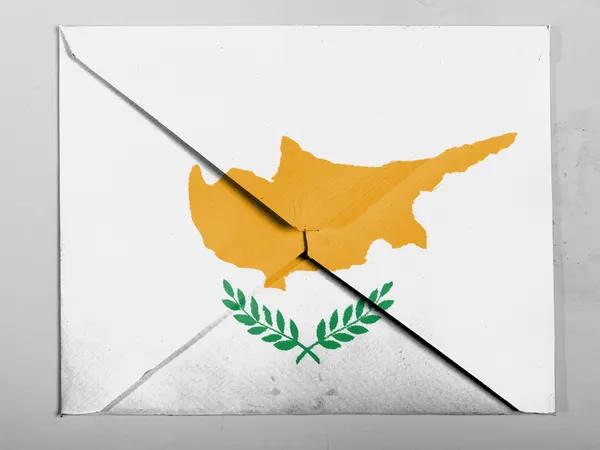Кипрский флаг, раскрашенный на сером конверте — стоковое фото