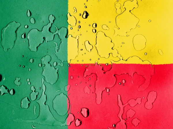 Benin. Benini-Fahne mit Wassertropfen bedeckt — Stockfoto