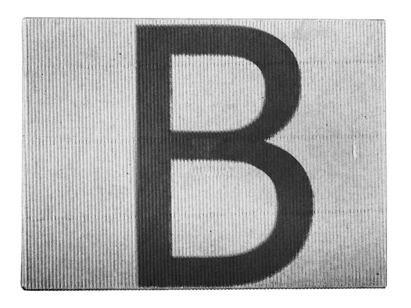 B brief geschilderd op kartonnen doos — Stockfoto