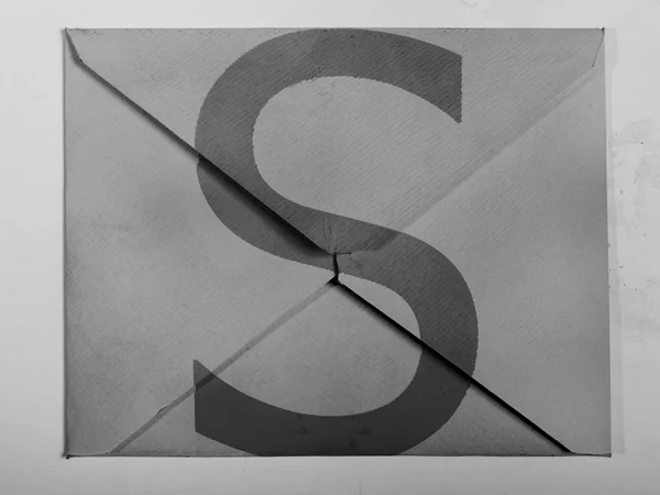 S carta pintada em envelope cinza — Fotografia de Stock
