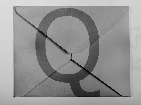 Q brev målade på grå kuvert — Stockfoto