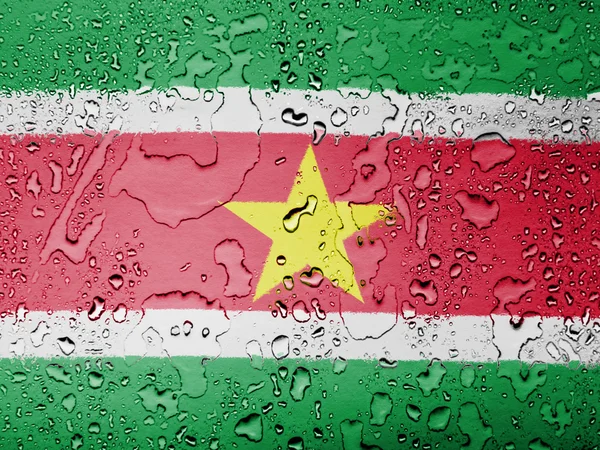 Surinamesische Flagge mit Wassertropfen bedeckt — Stockfoto