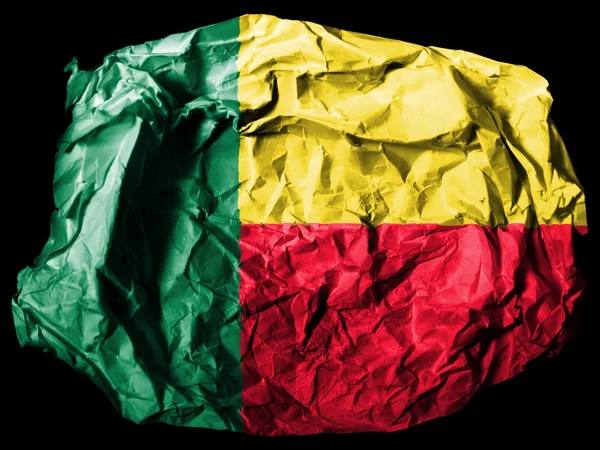 Benin. Bandiera Benini dipinta su carta sgualcita su sfondo nero — Foto Stock