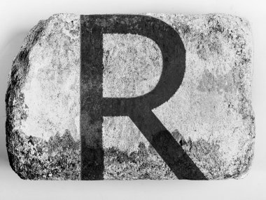 r harfi üzerinde tuğla boyalı