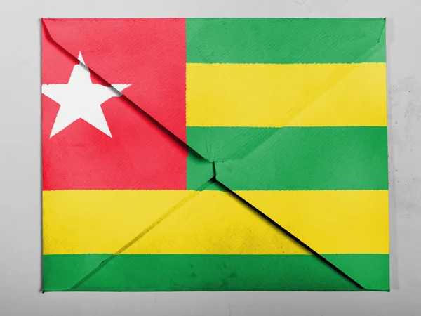 Bandeira do Togo pintada em envelope cinza — Fotografia de Stock