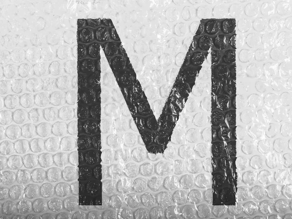 在 bubblewrap 上画的 m 字母 — 图库照片