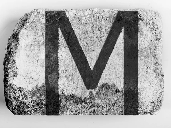 Лист М, намальований на цеглі — стокове фото