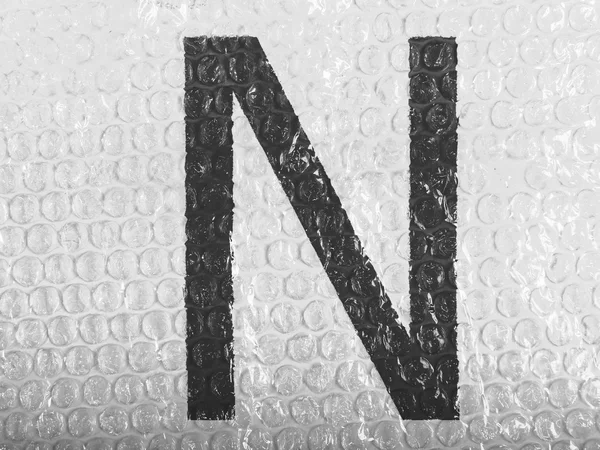 在 bubblewrap 上画的 n 字母 — 图库照片