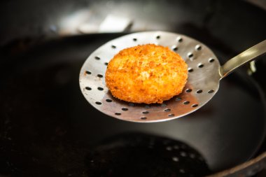 Kiev tavuğu delikli kaşık üzerindeki