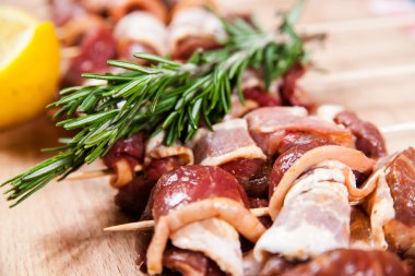 et pastırma ile sopa üzerinde rulo.