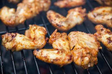 ızgarada pişmiş tavuk kanadı