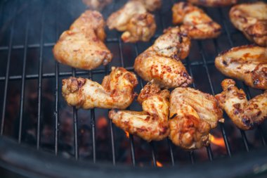 ızgarada pişmiş tavuk kanadı