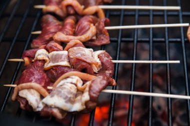 ızgara et rulolar pastırma ile