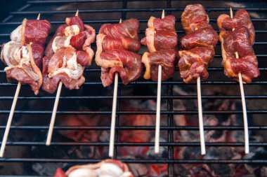 ızgara et rulolar pastırma ile