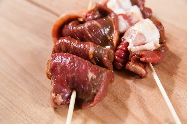 Meat rolls with bacon on stick — Stock Photo, Image