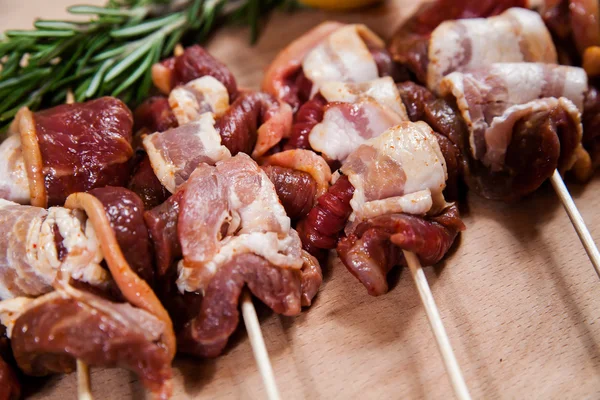 Meat rolls with bacon on stick — Stock Photo, Image