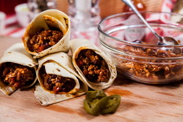 ahşap tahta üzerinde börek