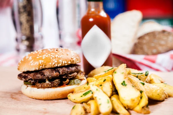 Hambúrguer com batatas idaho em tábua de madeira — Fotografia de Stock