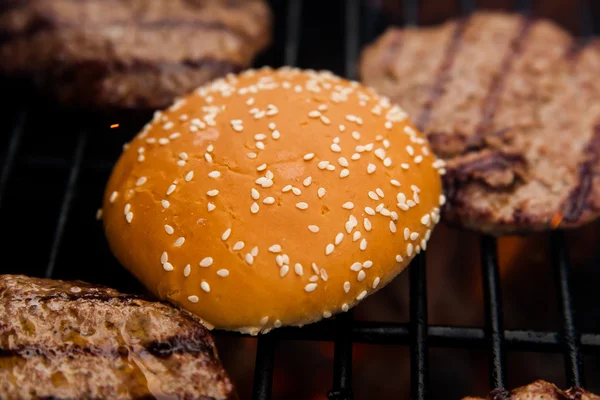 Nötkött kotlett på grillen med bulle — Stockfoto