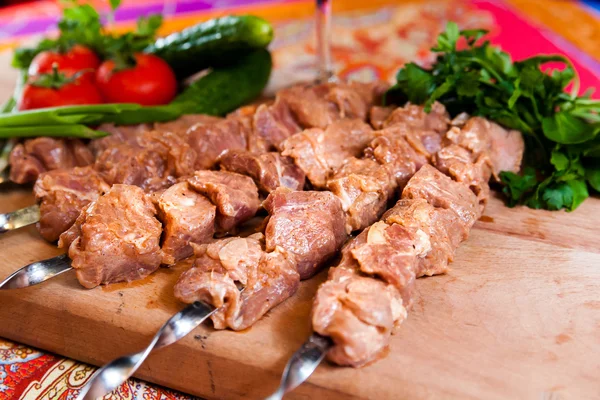Raw kebab on wooden board — Stock Photo, Image