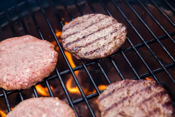 Kotlet z wołowiny na grilla — Zdjęcie stockowe