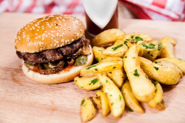 Burger ahşap tahta üzerinde Idaho patates ile