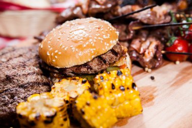 ahşap tahta üzerinde Mısır ile Burger