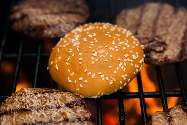 Nötkött kotlett på grillen med bulle — Stockfoto